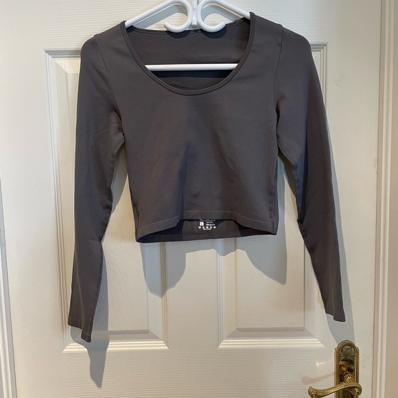 Long sleeved gray crop top - Picture 1 of 3